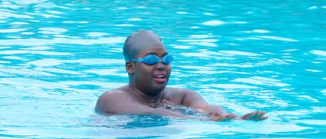 Piscine extérieure, chaises longues