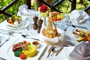 Frühstück, Mittagessen, Abendessen, Blick auf den Garten 