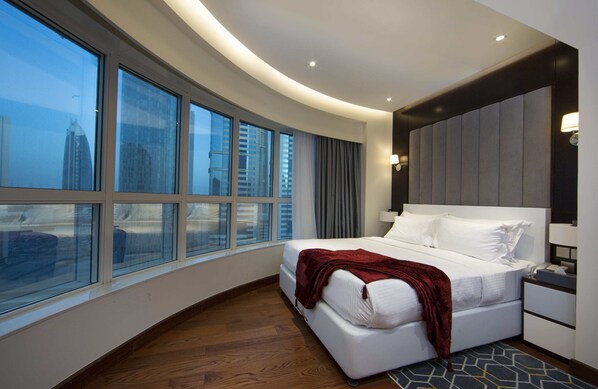 Panoramic Suite | In-room safe, iron/ironing board, free cribs/infant beds, rollaway beds
