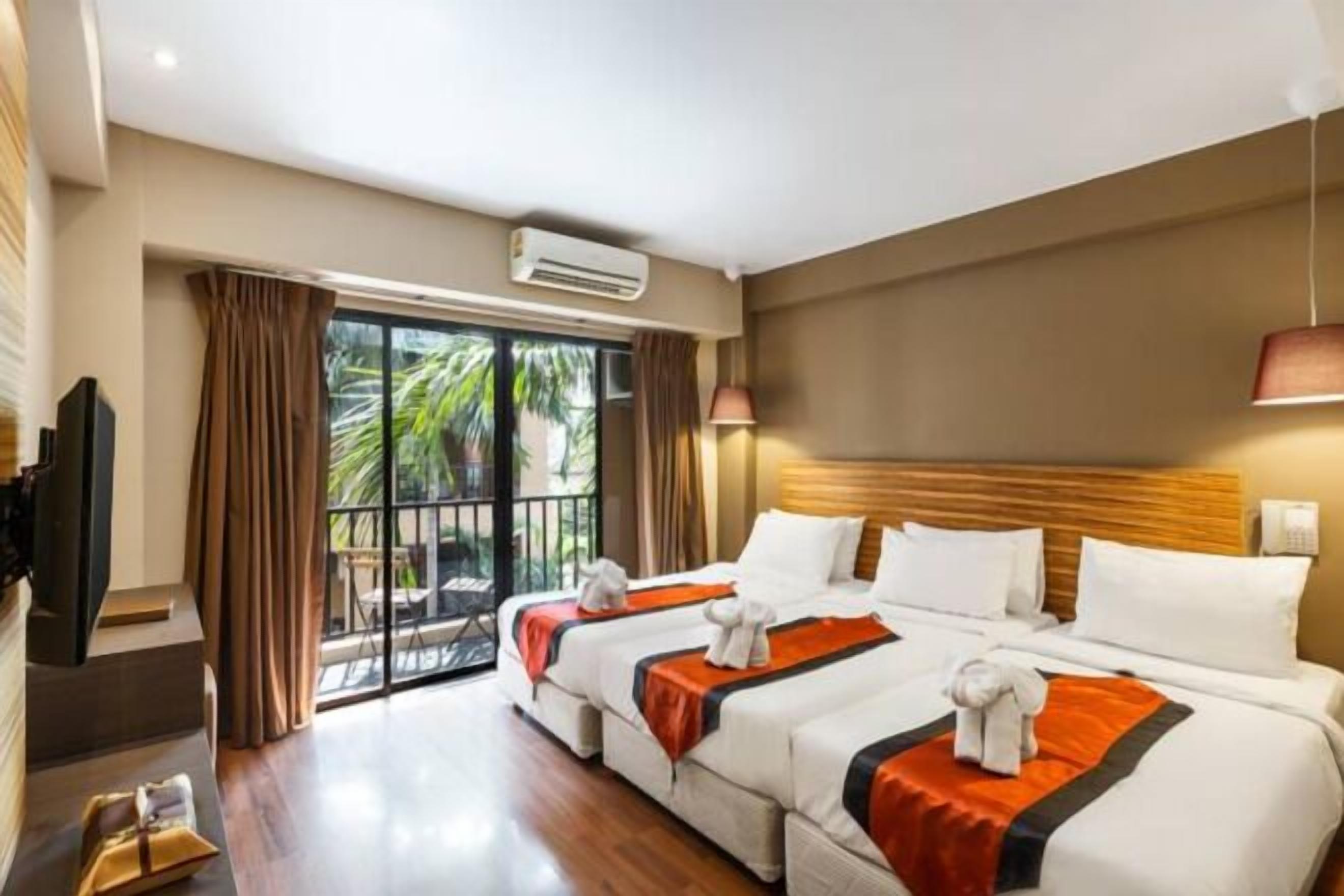 Edredón, caja de seguridad en la habitación y escritorio 