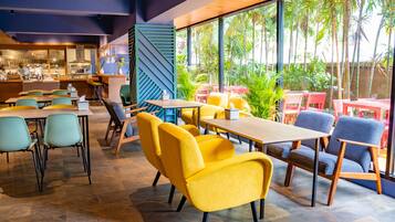 Frukost och lunch serveras, med utsikt mot trÀdgÄrden