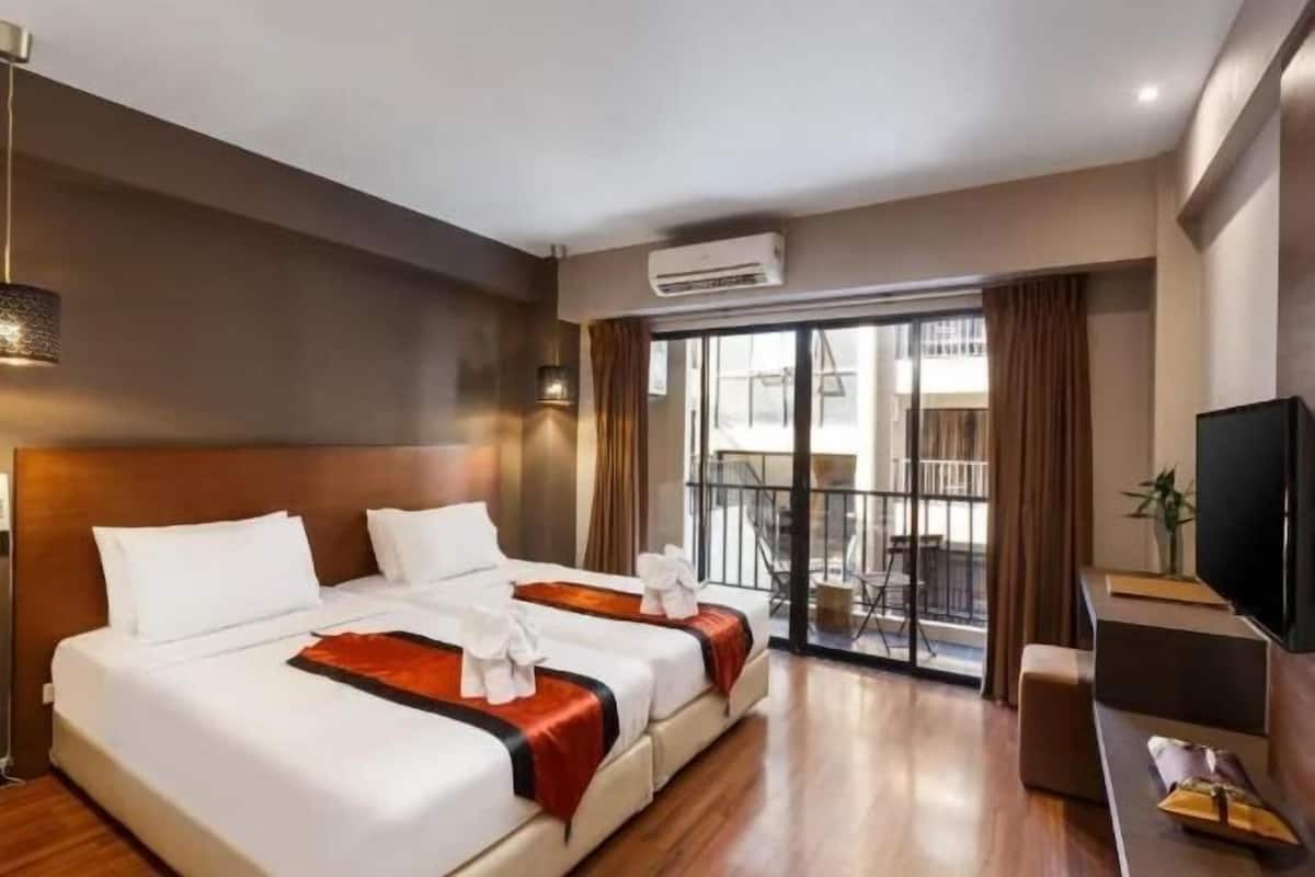 Down duvets, in-room safe, desk, blackout curtains