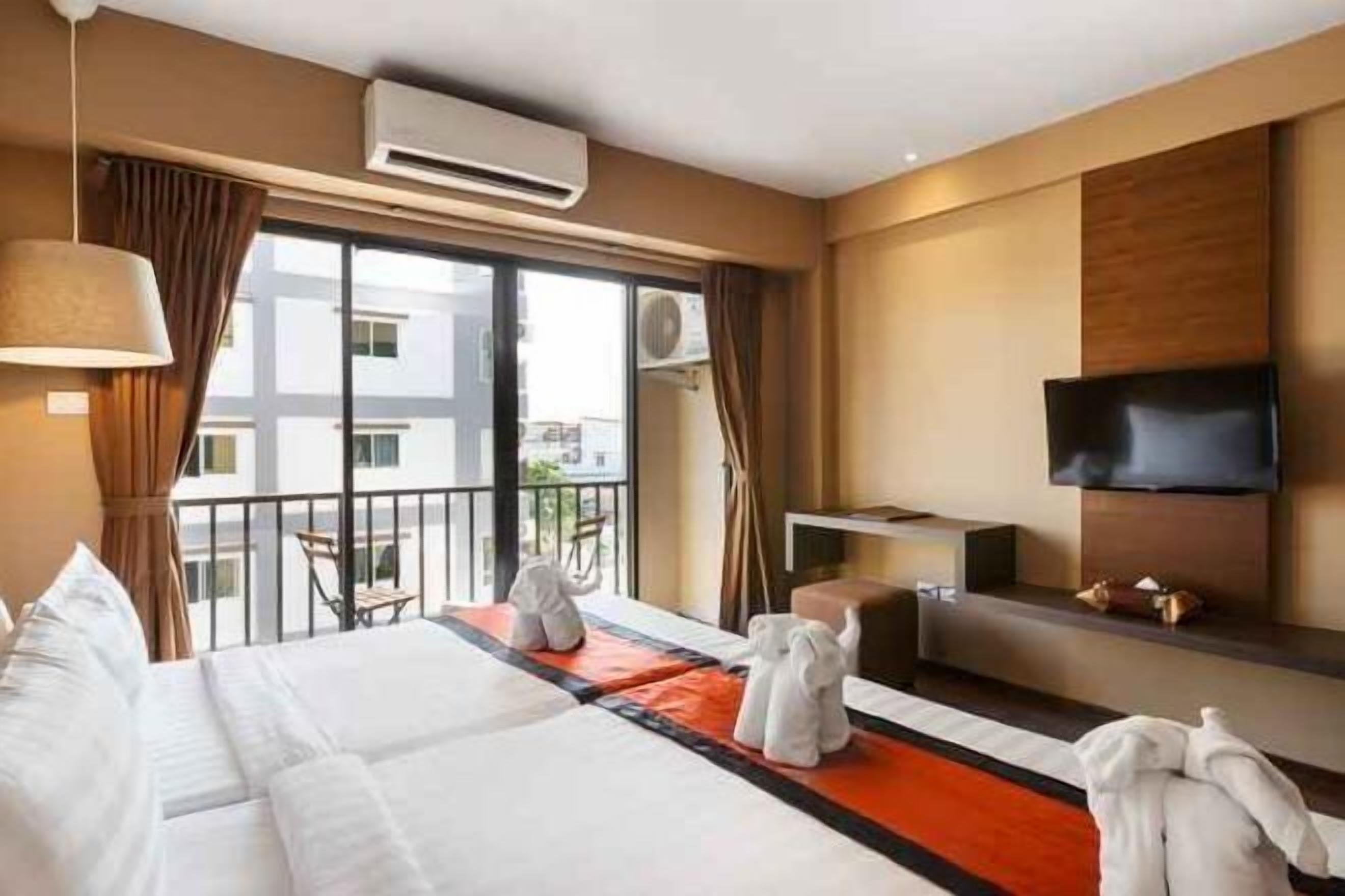 Down duvets, in-room safe, desk, blackout curtains