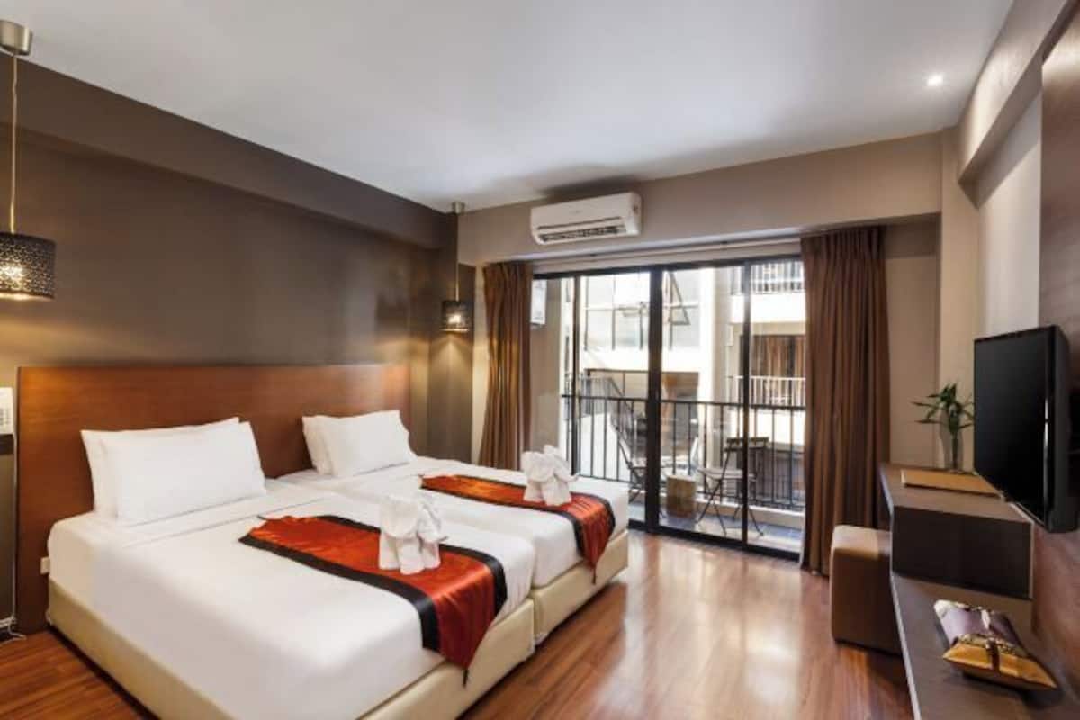 Down duvets, in-room safe, desk, blackout curtains
