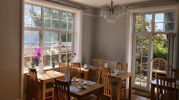 Breakfast area - Melford House (Farnborough)