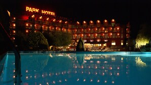 A hotel with multiple balconies and a swimming pool. - Park-Hotel (Puigcerda)