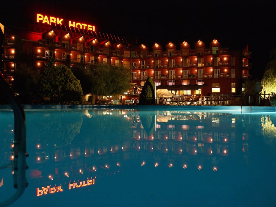 Een seizoensgebonden buitenzwembad en ligstoelen