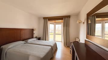 Een minibar, een kluis op de kamer, een bureau, babybedden
