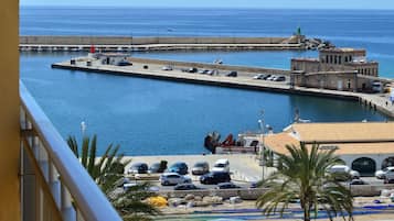 Superior tweepersoonskamer, balkon, gedeeltelijk uitzicht op zee | Een minibar, een kluis op de kamer, geluiddichte muren