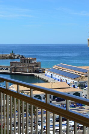Habitació doble superior, balcó, vistes parcials al mar | Vista des de l'habitació