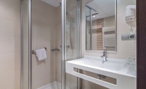 Shower, free toiletries, hair dryer, bidet