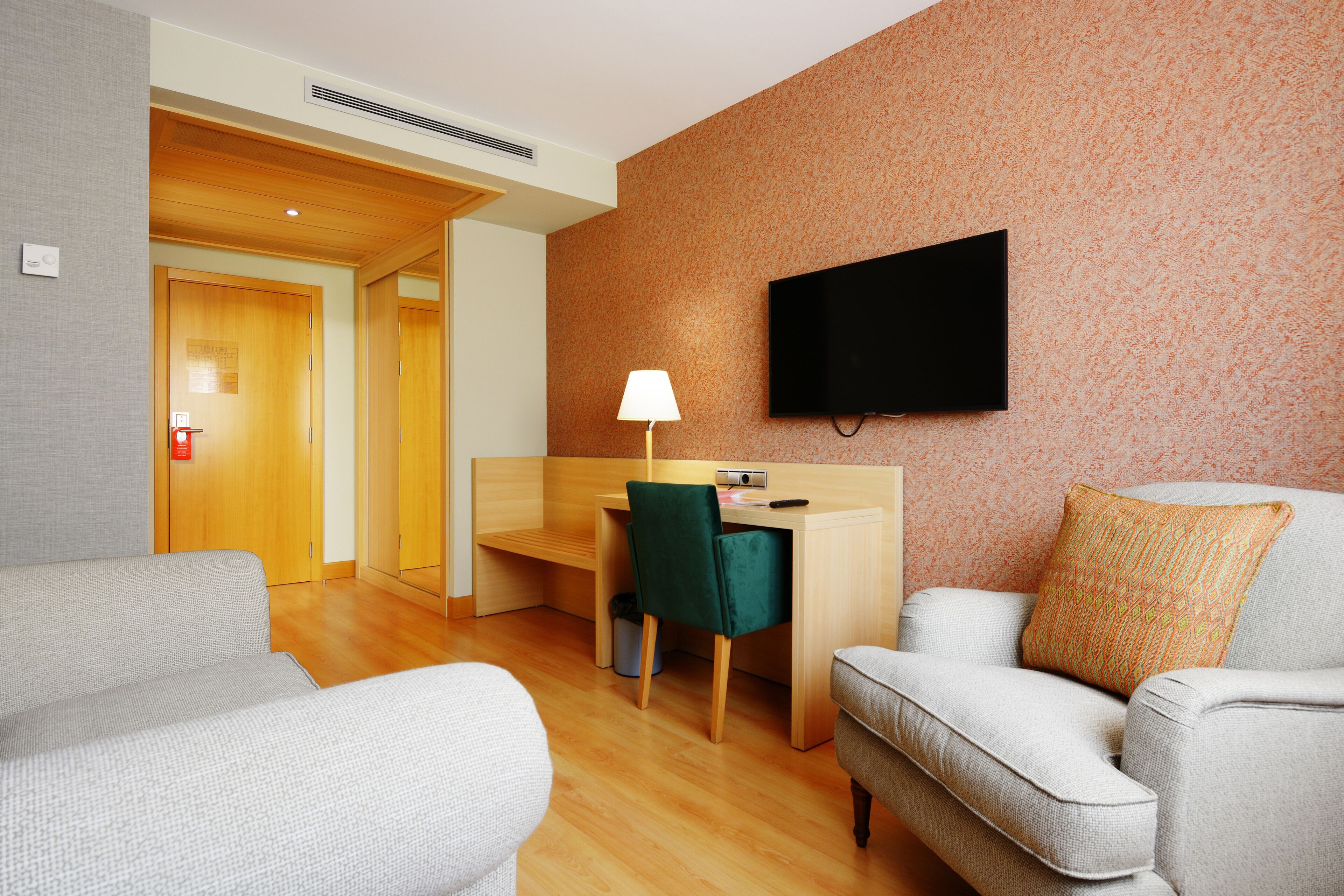 Een minibar, een bureau, een laptopwerkplek, verduisterende gordijnen