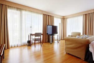 Frigobar, escrivaninha, espaço de trabalho para notebook