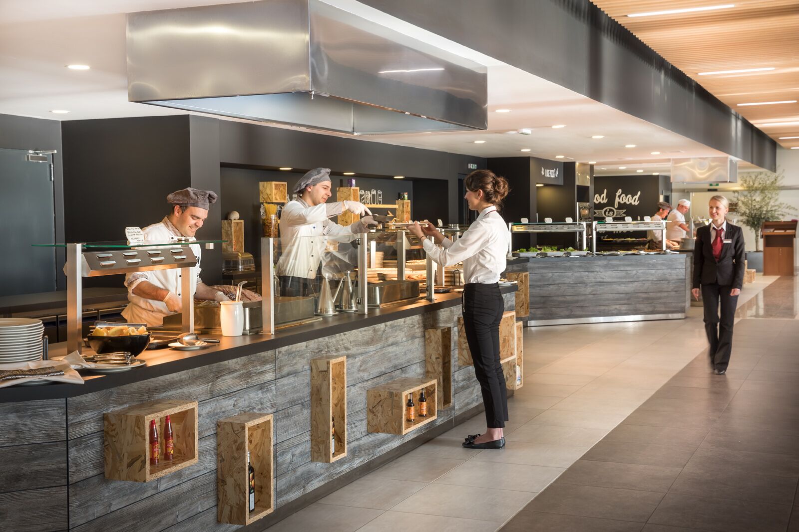 Un mostrador de comida moderno con personal atendiendo a clientes.
