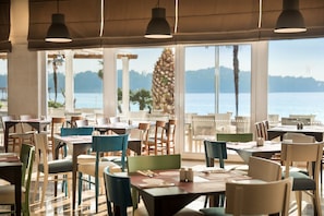 2 restaurants, ze serveren er lunch 
