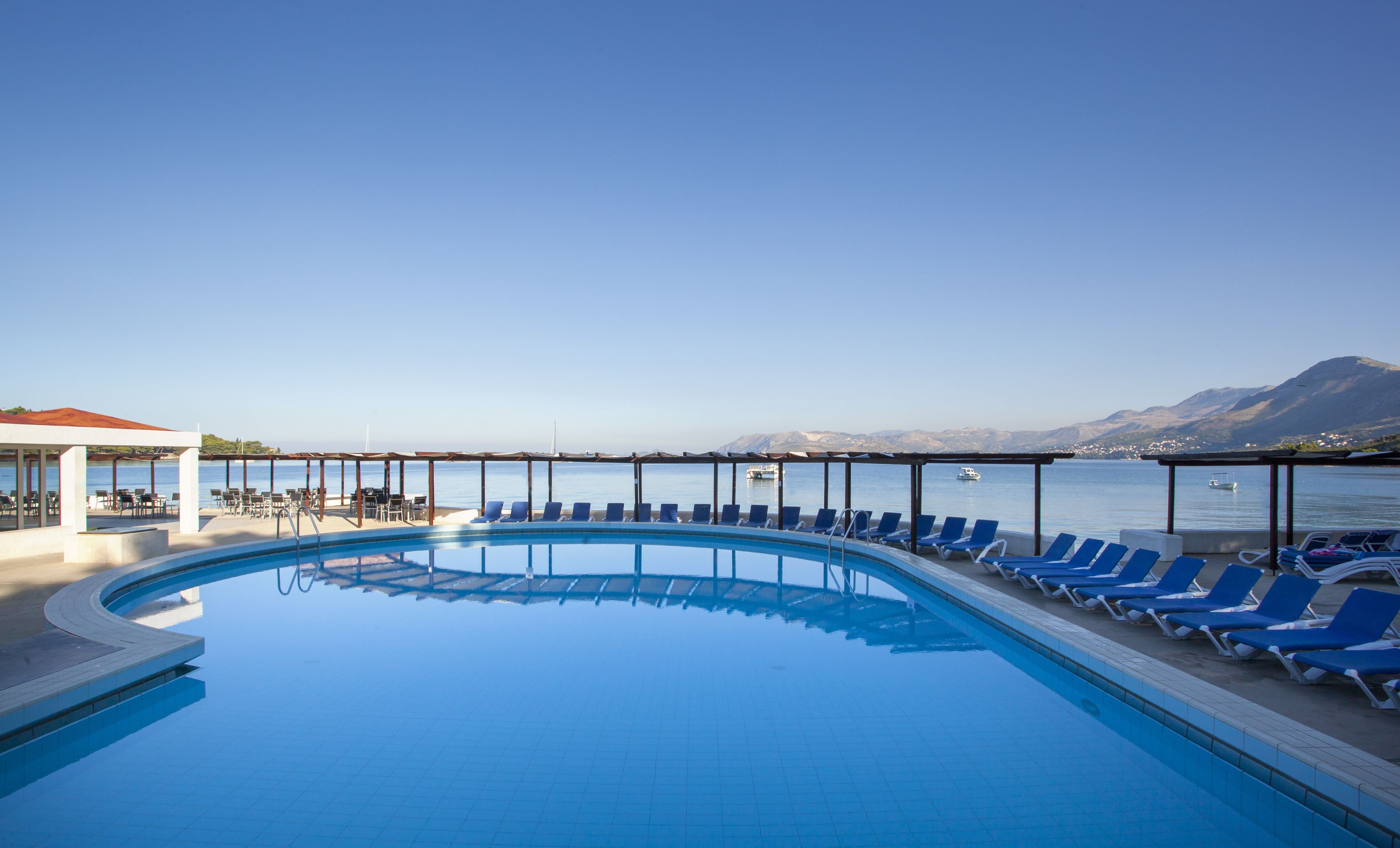 Alberca al aire libre y sombrillas en la alberca 