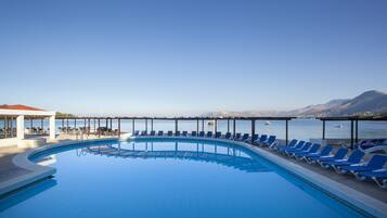 Alberca al aire libre y sombrillas en la alberca