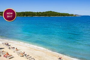 Spiaggia privata, lettini da mare, ombrelloni, un bar sulla spiaggia