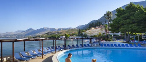 Piscine extérieure, parasols de plage