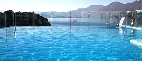 Piscine extérieure, chaises longues