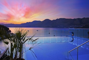 Outdoor pool, sun loungers