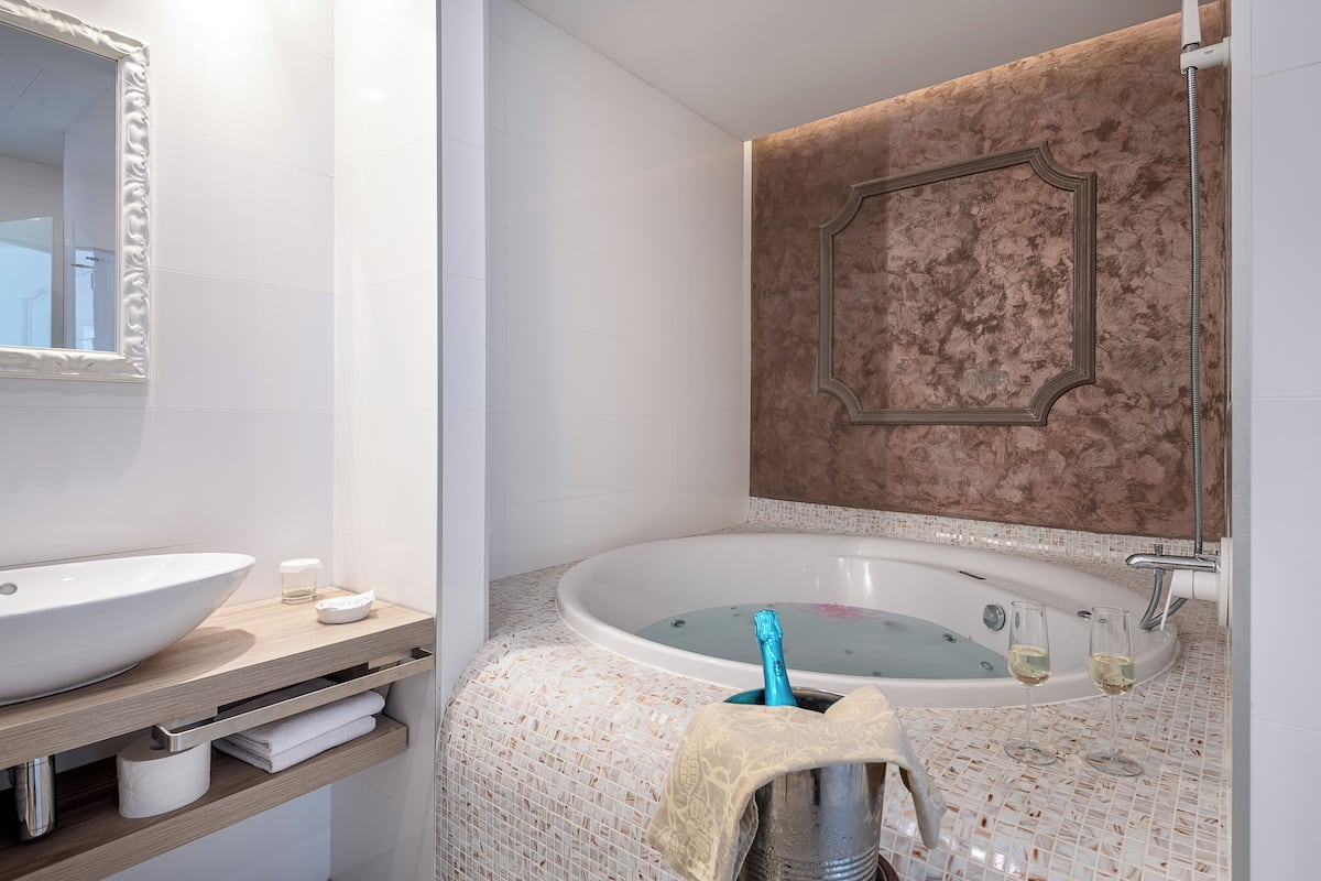 junior suite, balcony, sea view | bathroom | free toiletries, hair dryer, towels