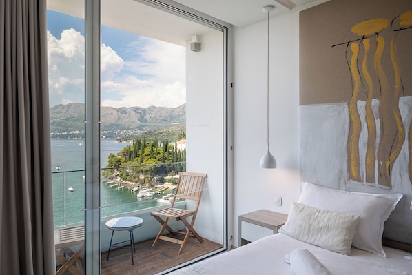 Doppia Deluxe, balcone, vista mare | Una cassaforte in camera, una scrivania, tende oscuranti, Wi-Fi gratuito
