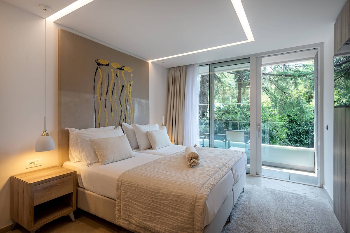 Gold Room with balcony or terrace | 1 bedroom, in-room safe, desk, blackout drapes