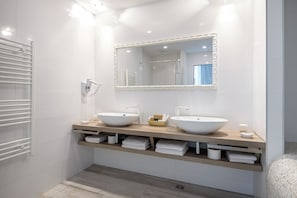 Suite Junior, balcone, vista mare | Bagno | Set di cortesia gratuito, asciugacapelli, asciugamani