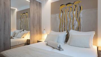 Una habitación de hotel moderna con una cama grande, cabecera de madera y un cuadro abstracto de gran tamaño en la pared.