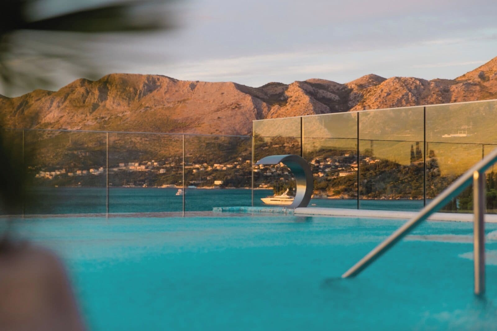 Een buitenzwembad, ligstoelen bij het zwembad