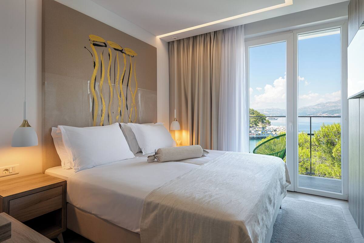 Gold Room with balcony, Partial Sea view | 客房內保險箱、書桌、遮光布/窗簾、免費無線上網