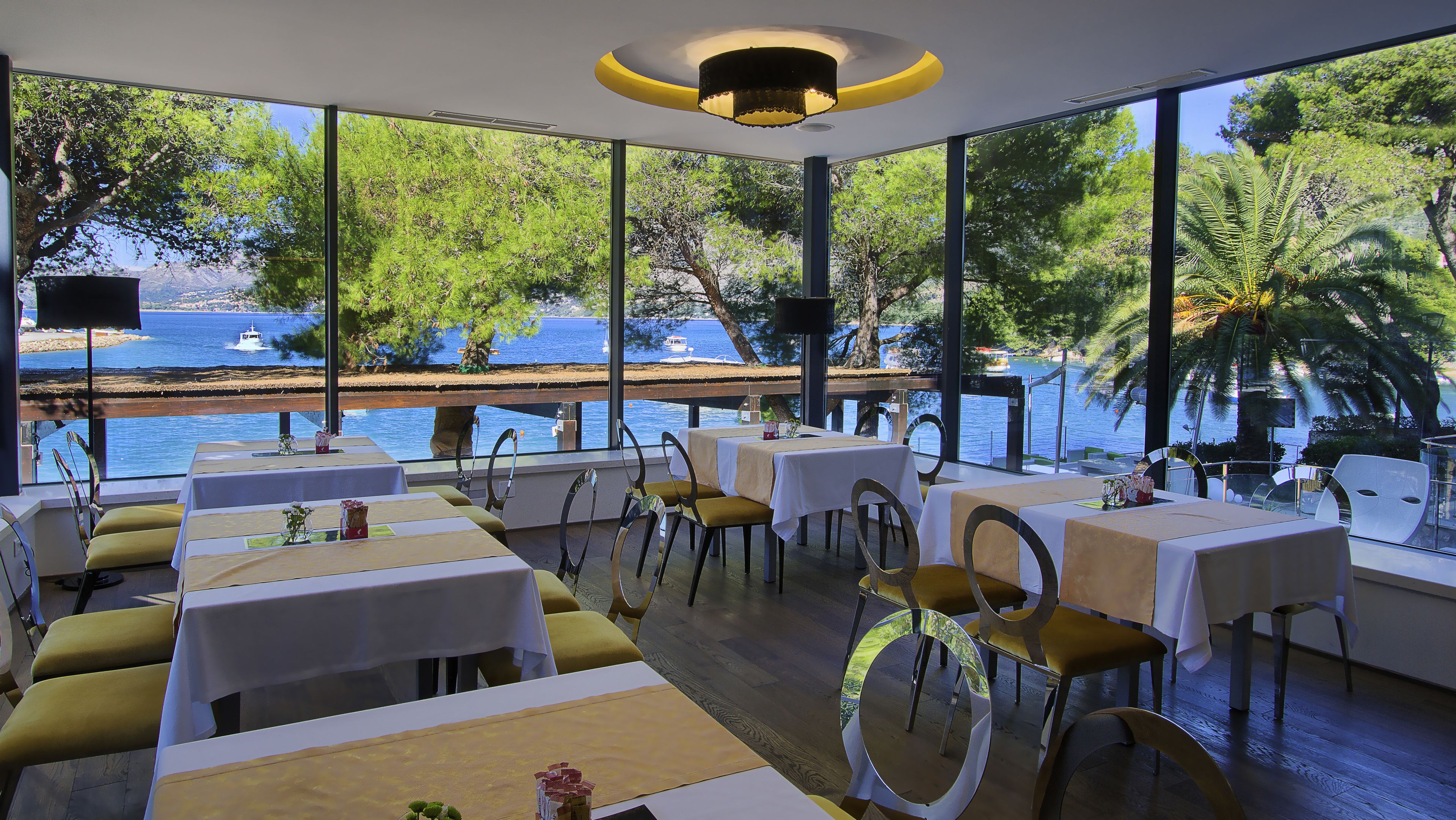 2 restaurants, breakfast served