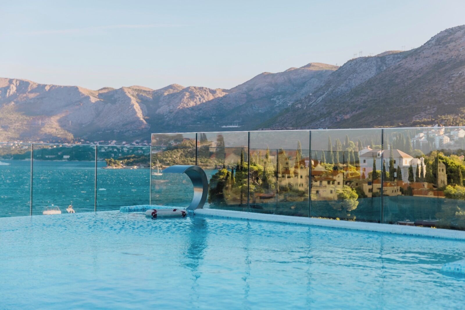 Piscina all'aperto, lettini