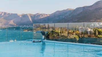 Piscina all'aperto, lettini