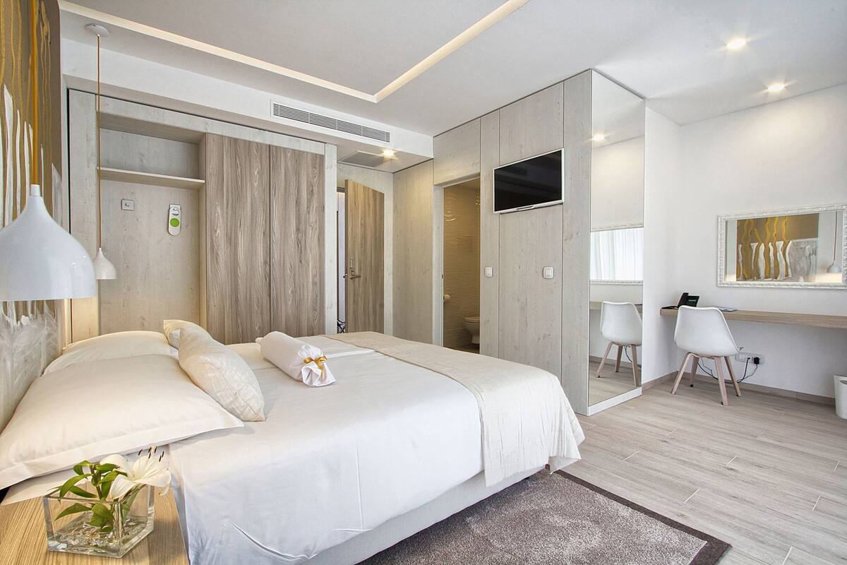 In-room safe, desk, blackout drapes, free WiFi