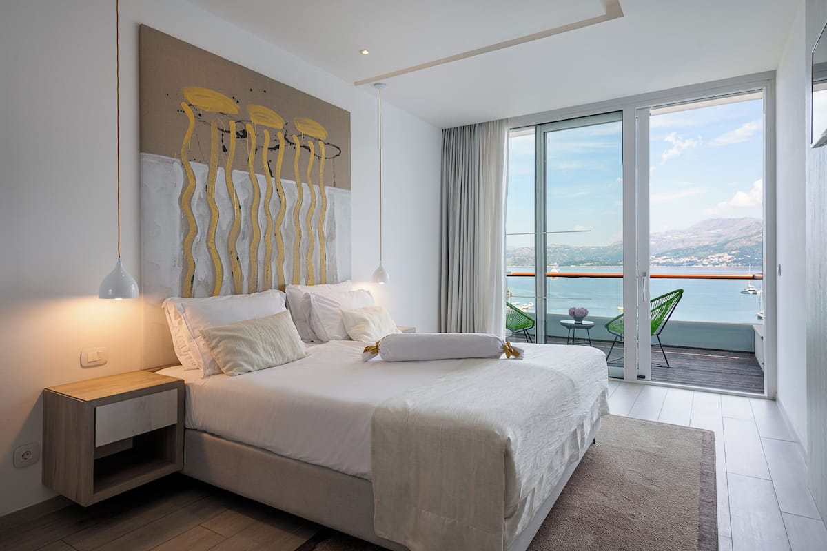 Doppia Executive, balcone, vista mare | Una cassaforte in camera, una scrivania, tende oscuranti, Wi-Fi gratuito