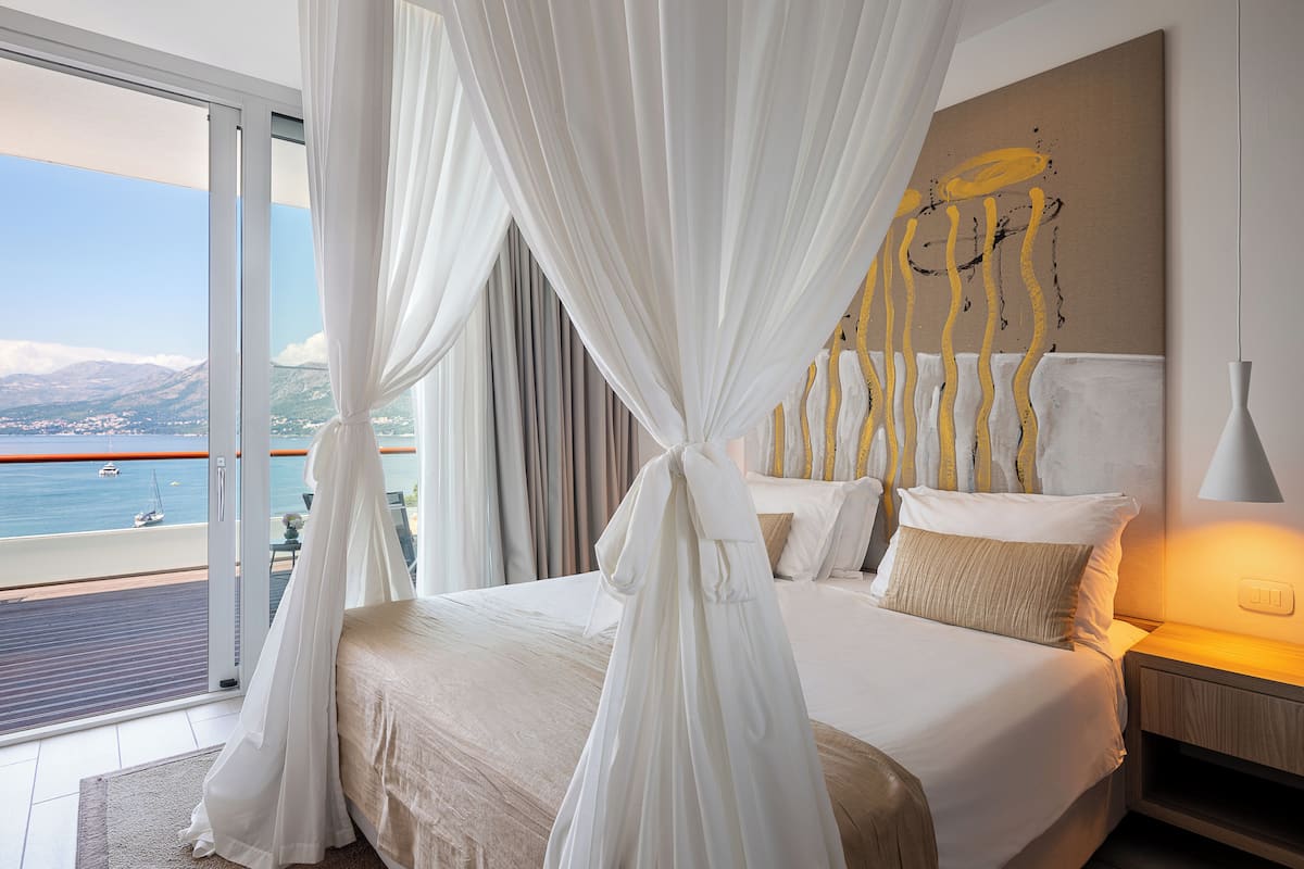 Junior Suite, Balcony, Sea View | 1 bedroom, in-room safe, desk, blackout drapes