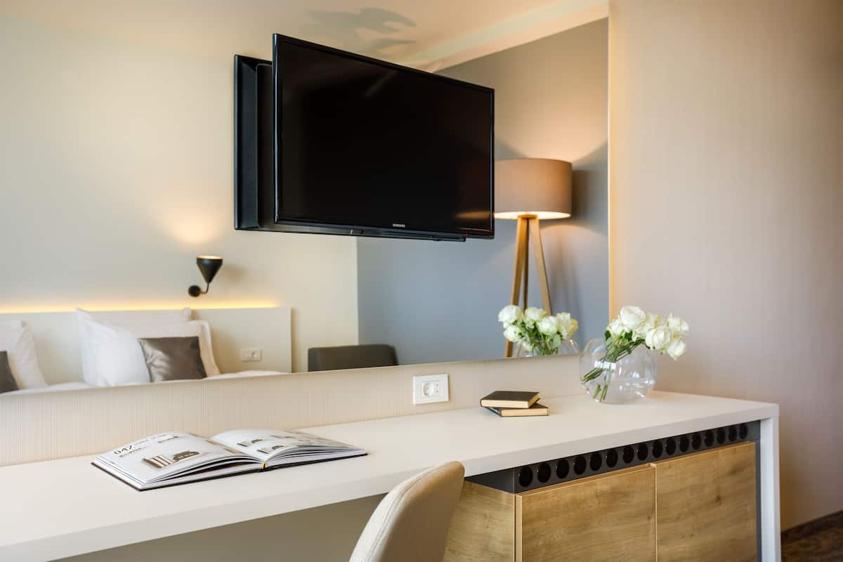 Double room with park view and balcony | Minibar, coffre-fort, bureau, rideaux dâobscurcissement