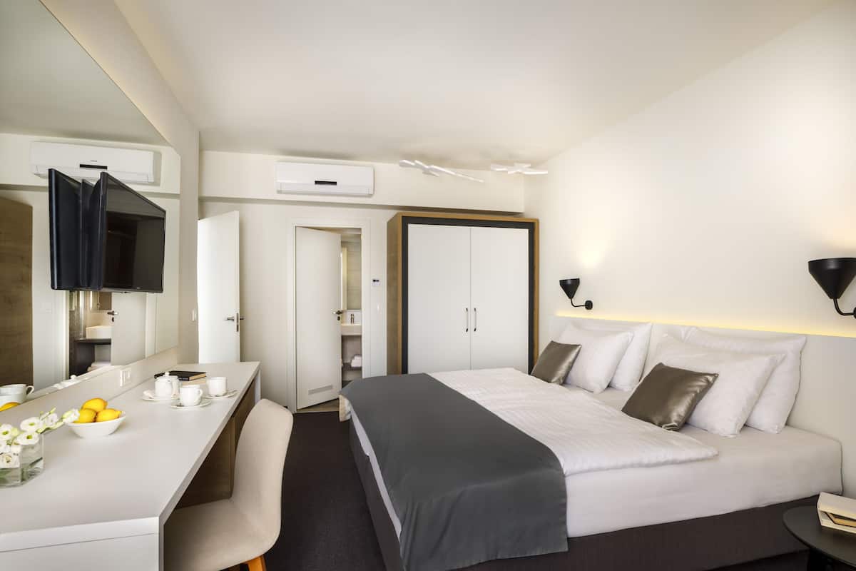 Minibar, caja fuerte, escritorio y cortinas opacas