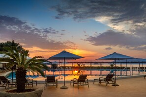 Außenpool, Sonnenschirme, Liegestühle