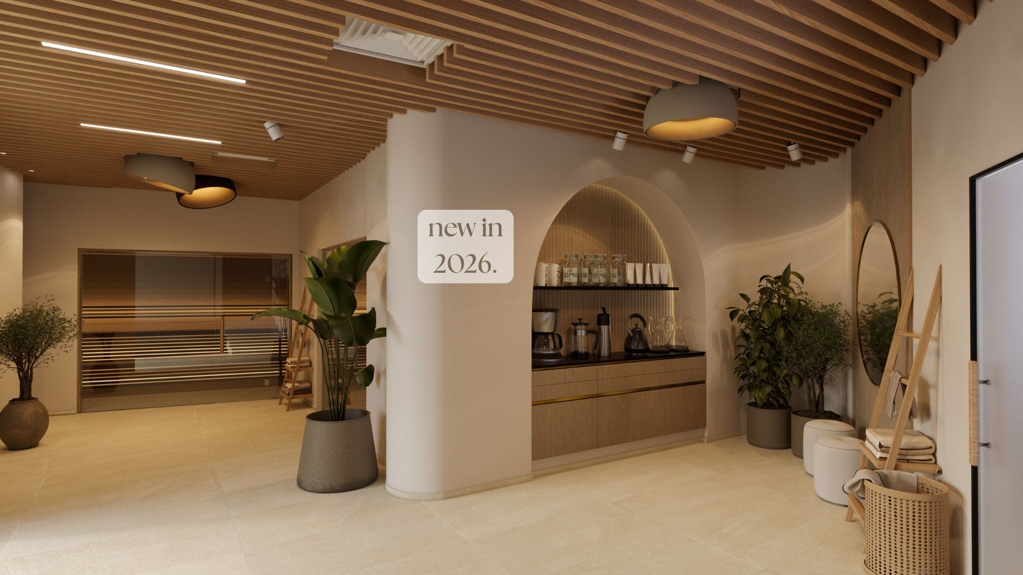 Un intérieur moderne avec un plafond en bois, un espace cuisine et un panneau indiquant une prochaine ouverture en 2026.