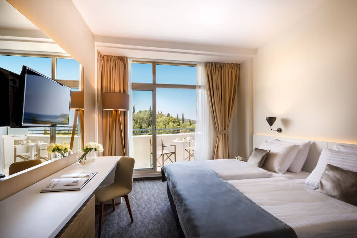 Double room with side sea view and balcony | Minibar, coffre-fort, bureau, rideaux dâobscurcissement