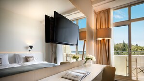 Double room with side sea view and balcony