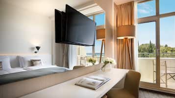 Double room with side sea view and balcony | Minibar, in-room safe, desk, blackout drapes
