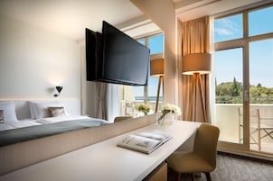 Double room with side sea view and balcony | Minibar, safe på rommet, skrivebord og blendingsgardiner