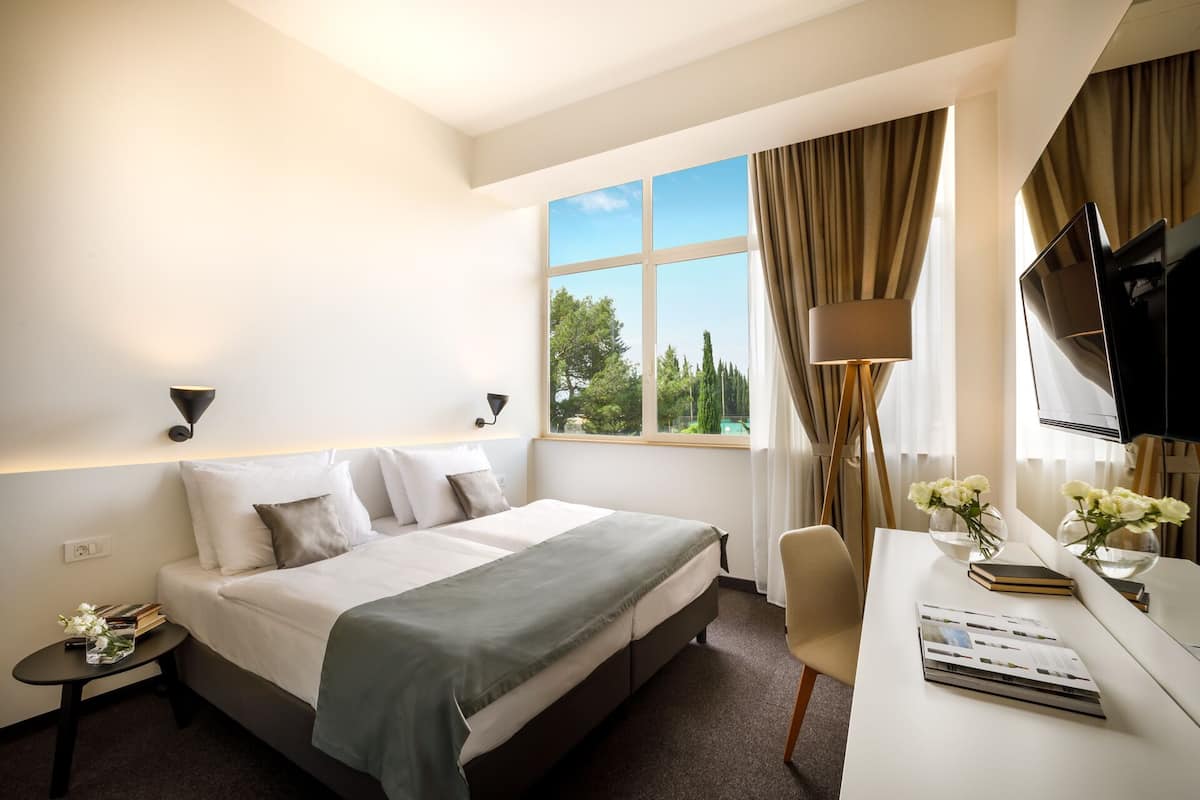 Double room with park view | Vue sur le parc