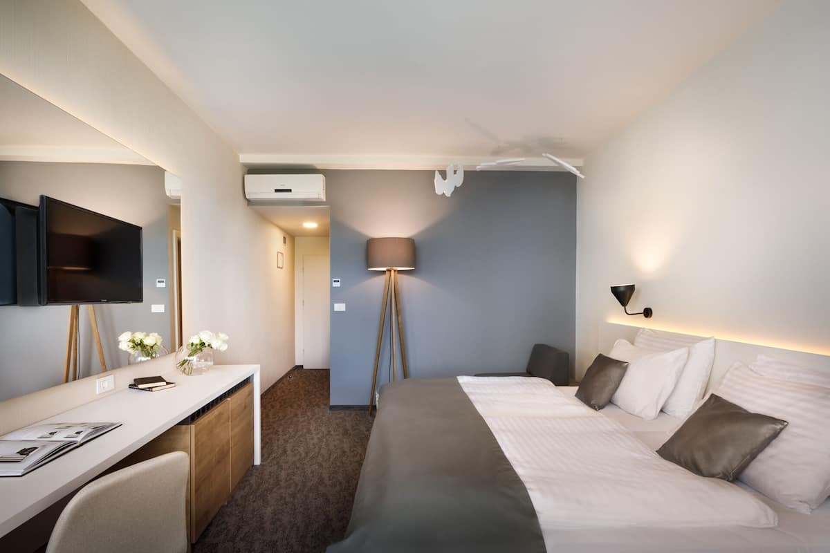 Double room with park view and balcony | Minibar, coffre-fort, bureau, rideaux dâobscurcissement
