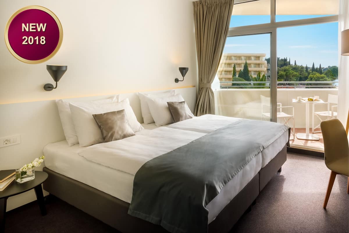 Double room with sea view and balcony | 1 bedroom, minibar, in-room safe, desk