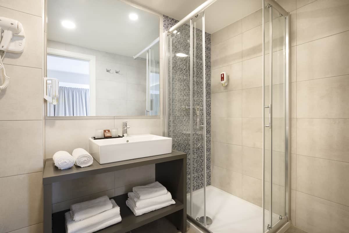 Douche, articles de toilette (gratuits), séchoir à cheveux